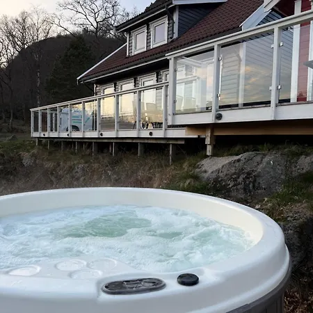 Landlig Med Jacuzzi Lyngdal