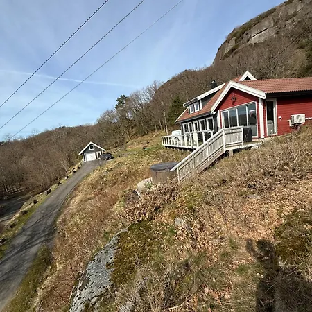 Landlig Med Jacuzzi * Lyngdal