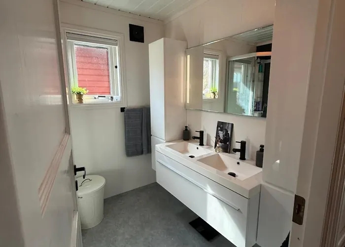 Landlig Med Jacuzzi * Lyngdal