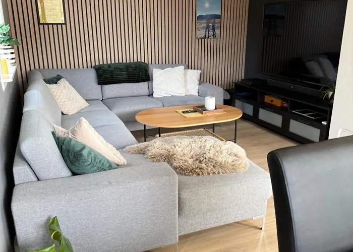 Landlig Med Jacuzzi Lyngdal