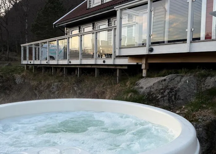 Landlig Med Jacuzzi 灵达尔