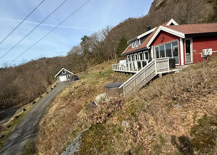 Landlig Med Jacuzzi * Lyngdal